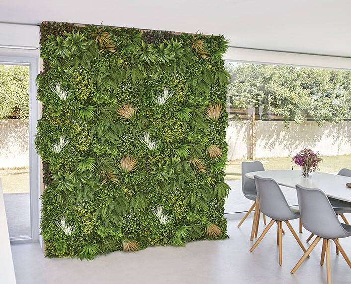 Un jardín vertical de plantas sintéticas en rollos 