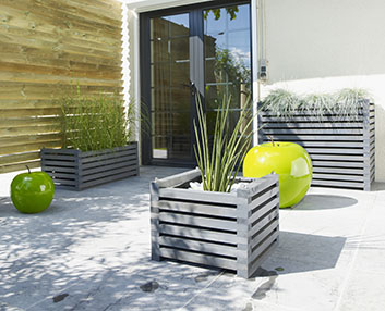 Jardineras de madera en un elegante gris