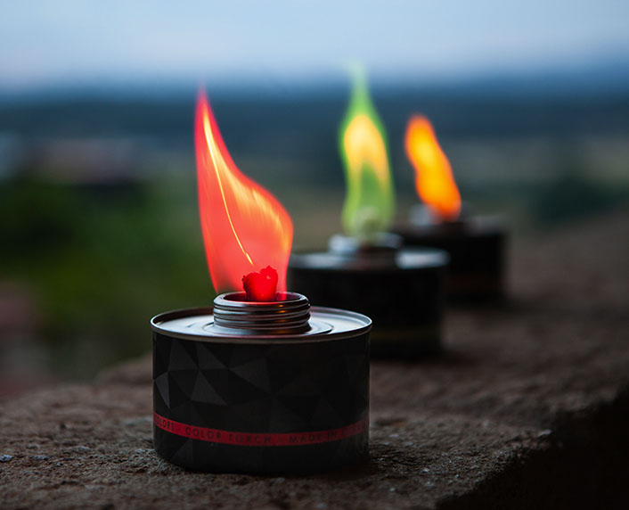 Antorchas para el jardín con fuego de distintos colores 