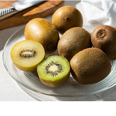 Kiwis verdes y amarillos